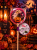Halloweenowy lizak w magicznej scenerii.png